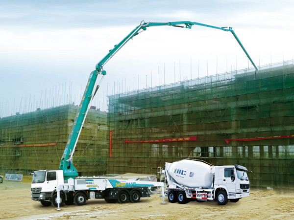搅拌车和泵车现场作业 搅拌车和泵车现场作业